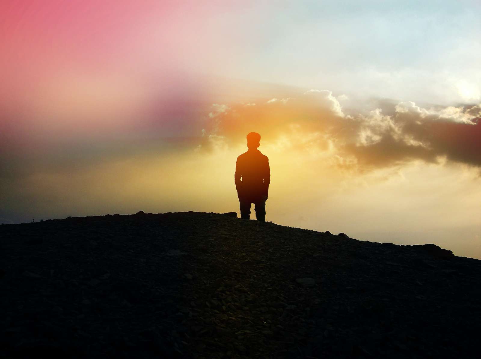 How to be happy alone? Suggestions of an AI writer.