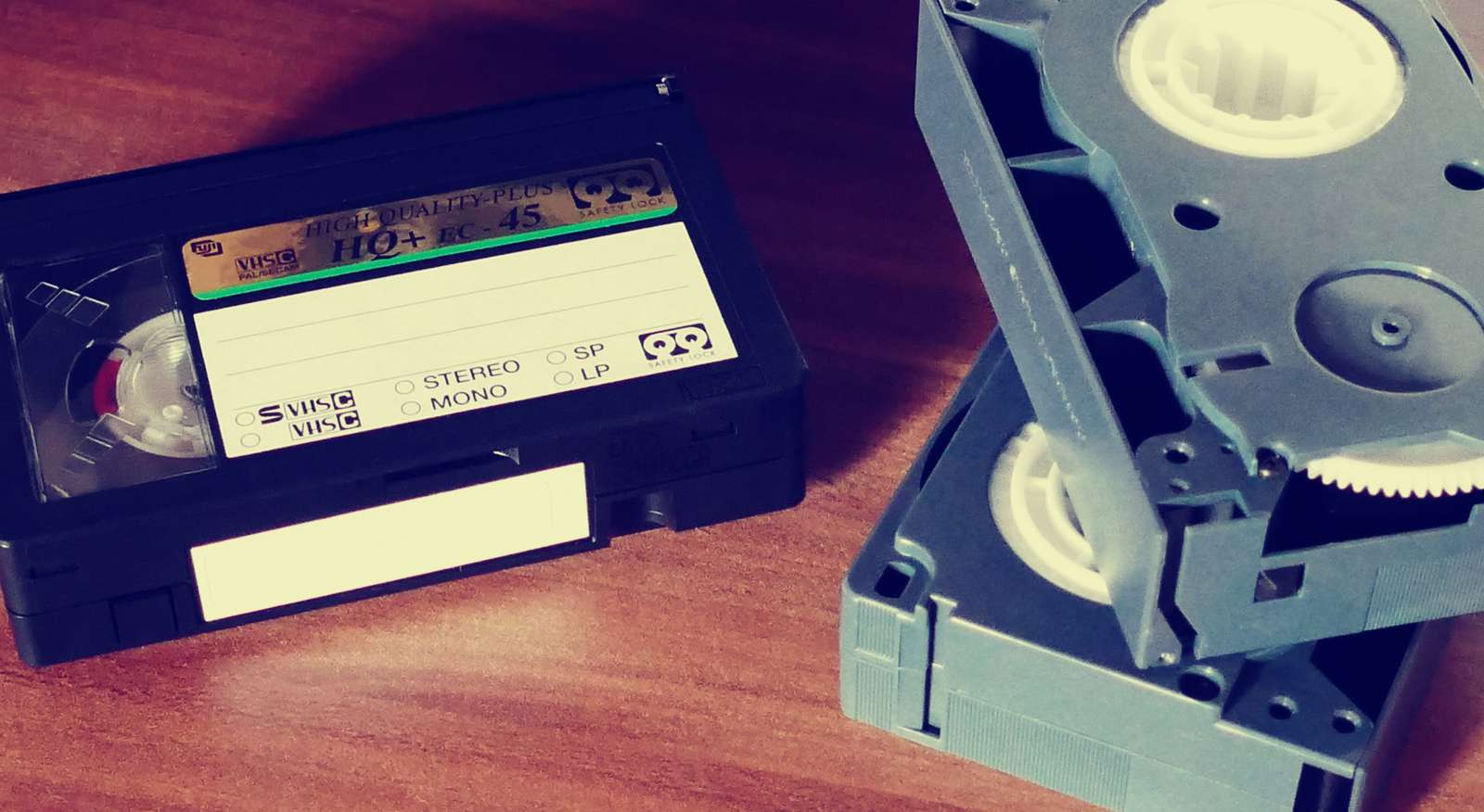 Want to play a movie from a USB key? Here’s how to play large video files on a projector without a computer.